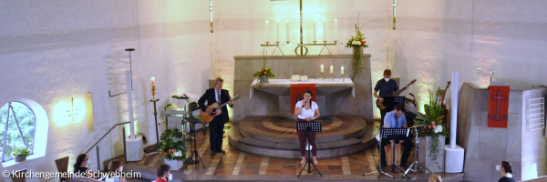 Die Kirchenband spielt während des Festgottesdienstes zur Konfirmation 2021