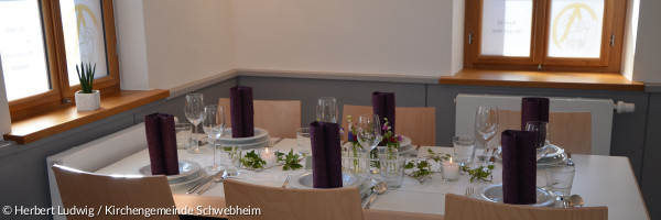 Gedeckter Tisch für Gruppen und Feiern