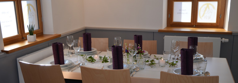 Gedeckter Tisch für Gruppen und Feiern