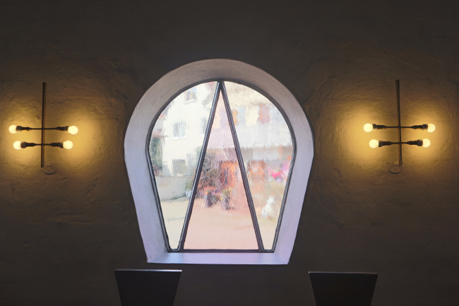 Alpha und Omega finden sich in den Fenstern wieder