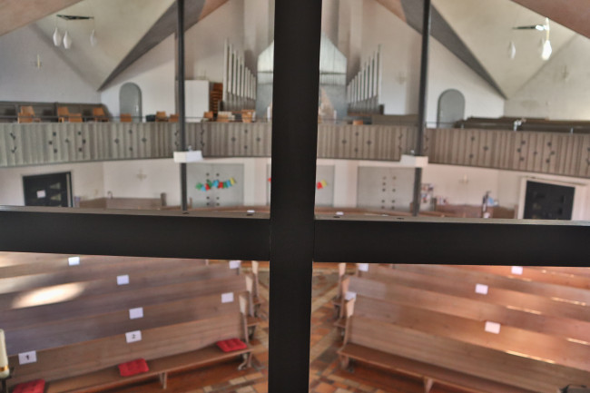 Blick in das Kirchenschiff vom Kreuz