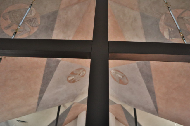 Blick auf das Deckengemälde vom Kreuz aus